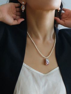 Metal: 18k Recycled Gold Plated On Brass Pearl: Freshwater Pearls/Natural Baroque Pearls Chain Length: 450-500mm Weight: 16.5g Purple Rice, Baroque Pearl Pendant, Slider Necklace, Chic Rings, Baroque Pearl Earrings, Gemstone Beaded Necklace, Chic Earrings, Summer Bracelets, Gemstone Beaded Bracelets