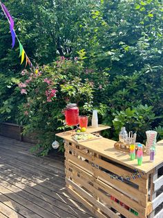 an outdoor bar made out of pallets with drinks on it