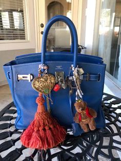 Bag Charm Ideas, Bag Charms Aesthetic, Jane Birkin Bag, Bag Charms Diy, Style Jane Birkin, Bag Charm Crochet, Bag With Charms, Charms Aesthetic, Diy Bag Charm