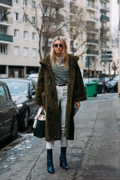 Fashion Photography Inspiration, Clothing Photography, Street Fashion Photography, Trendy Fashion Outfits, Street Style Winter, Street Style Chic, Street Style Inspiration