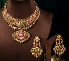 Saree With Kundan Jewellery, Simple Choker Gold Indian, Mini Haram Gold, Mini Haram, Gold Saree, Simple Bridal Jewelry, Diamond Earrings Online, Bridal Jewellery Inspiration