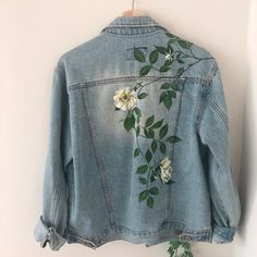 Denim Jacket Diy Paint, Batik Painting, Hand Painted Denim Jacket, Denim Art, Painted Denim Jacket, Painted Jacket