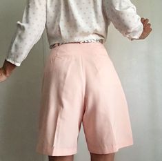 "Super feminine Vintage 80s Bermuda Shorts in the most lovely peach tone. These highwaisted shorts feature a pleated front, wide flared legs, two deep side pockets and loop holes for your favorite belt. Front zipper and button closure. One back pocket. Extremely comfortable yet stylish and very classy. Perfect for even the hottest of days. Match with your favorite vintage blazer or/ and top, creating the ultimate 80s fashion style. Polyester Best fits Size m-l depending on desired drape. Tag rea 80s Fashion Style, Peach Vintage, Columbia Tn, Peach Shorts, 80s Denim, Country Dresses, Long Blazer, Vintage Blazer, Pinafore Dress