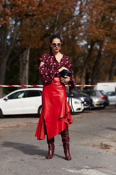 cd0dce8fca267bf1fb86cf43e18d5598 Burgundy Thigh High Boots, Thigh High Boots Outfit, Red Leather Boots, High Boots Outfit, New Street Style, Street Style Parisian, Paris Fashion Week Street Style, Street Style Trends