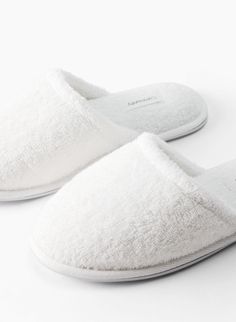 PARFAIT SLIPPER | Aritzia Slippers Aesthetic, Gemini And Pisces, Best Friends Brother, Shower Slippers, Heart Shape Box, Vanilla Coconut, Shoe Inspo, Spare Bedroom, Paper Source