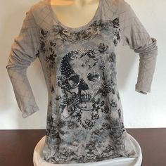 Super Cute Rock & Republic Long Sleeve Skull Tshirt Nwt Size L Tshirt Falls Below The Waist. Bus 20" Length 29" Ls-020 Casual Skull Print Top For Fall, Gray Grunge T-shirt For Fall, Long Sleeve Grunge T-shirt With Skull Print, Casual Long Sleeve T-shirt With Skull Print, Casual Long Sleeve Skull Print T-shirt, Long Sleeve Graphic Tee With Skull Print, Long Sleeve Grunge Tops With Skull Print, Grunge Long Sleeve Tops With Skull Print, Fall Skull Print Crew Neck Top