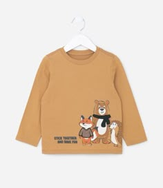 Camiseta infantil em algodão, com golinha redonda, manga longa e estampa de bichinhos com roupinhas bordadas em chenile.Camiseta infantilGola redondaManga longaEstampa de bichinhasMaterial mais sustentávelTecido: Algodão (Malha)O tecido que amamos O Algodão é uma fibra longa e esbranquiçada, uma velha conhecida até dos menos entendidos de tecidos – impossível não associá-lo a uma camiseta básica, né? Com atributos como conforto, durabilidade e maciez, é utilizado há séculos para confecção de rou Boys Tshirt, Boy Clothing, Boys Set, Boys T Shirts, Baby Pictures, Baby Boy Outfits, Kids Clothing, Boy Fashion