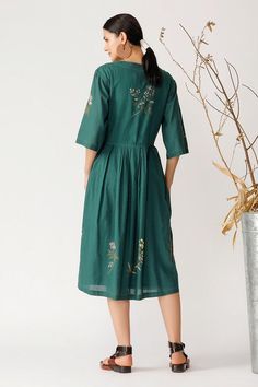 Green midi dress with floral cross-stitch embroidered motifs, front gathers and side pockets.
Component: 1
Embroidered
Neckline: Notched
Sleeve Length: Three quarter
Fabric: Cotton
Color: Green
Floral motif work - Aza Fashions