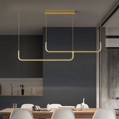 Luminaire haut de gamme, qui peut s’enorgueillir de sa finesse et de sa beauté. La suspension à la forme allongée possède une construction très étroite et rectiligne et se montre convaincante dans chaque environnement moderne ou épuré. Une suspension plate qui est parfaitement adaptée à l’éclairage d'une table dans la salle à manger ou au dessus de l'ilot de cuisine, notamment en raison de la hauteur réglable qui peut être rapidement et facilement ajustée via un câble. L’élégante surface de la s Dining Room Lamp, Practical Lighting, Double Frame, Chandelier Style, Room Lamp