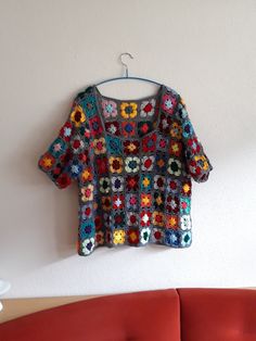 Modische farbige Bluse (Pullover) mit Granny-Square-Häkeltechnik, handgefertigt, wird einen wichtigen Platz in Ihrer Garderobe einnehmen, ein gutes Geschenk.  Material Baumwolle Als Übergröße geeignet bei Größe M bis XL Maße Länge 59 cm Breite 112 cm in einer geraden Linie gehäkelt Ärmellänge 23 cm Ausschnitttiefe 17 cm  Kostenloser Versand. Bei 30 Grad waschen, kurz schleudern, flach trocknen Ich kann Ihnen diese Pulli auf Anfrage in einer anderen Farbe oder Größe gabelten. Das kann bis zu 14 T Granny Square Oversized Sweater, Bohemian Multicolor Crew Neck Crochet Top, Crochet Granny Pullover, Multicolor Bohemian Crew Neck Crochet Top, Crochet Oversized Granny Square Sweater, Bohemian Multicolor Granny Square Top, Casual One-size Granny Square Sweater, Multicolor Vintage Crochet Sweater, Retro Multicolor Crochet Tops