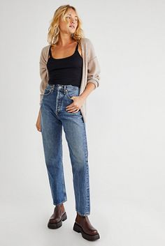 90’s Jeans Outfit, How To Style Crop Tops, 90s Jeans Outfit, Agolde 90s Jeans, Loose Jeans Outfit, Mom Fits, Wardrobe Aesthetic, Basic Clothes, 90s Mom Jeans