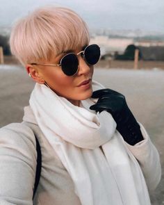 Celebrities Hairstyles, Short Pixie Hairstyles, Hairstyles Pixie, Celebrity Short Hair, Pixie Cut With Bangs, People Running, Pixie Haircuts