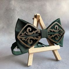 Emerald green bow tie Wooden bow tie set Groomsmen bow tie and suspenders Accessories are packaged in a wonderful kraft box with bow. You will have a perfect and unique gift! Their accessories are handmade and created with huge love! Colors will suit costumes for your wedding day! There may be some color discrepancies which is due to the different monitor settings. If you want another color, write a message! Only natural materials are used. A paint that is used for painting on a wooden bow tie w Green Bow Tie For Father's Day Gift, Father's Day Gift Green Bow Tie, Green Bow Tie Ideal As Gift, Green Bow Tie For Gifts, Green Bow Tie Gift, Adjustable Green Bow Tie For Father's Day, Green Bow With Bow Tie Back For Gift, Adjustable Ribbon Bow Tie As Gift, Adjustable Bow Tie Back Bow As Gift