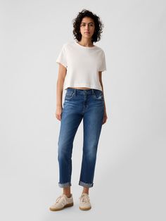 Fit: Easy from hip to thigh with a slightly tapered, ankle-grazing leg.  Fabric: 99% Cotton, 1% Stretch.  Stretch: Low Stretch Jeans.  Our most comfortable authentic denim.  Holds you in at the hips & waist but feels easy everywhere else.  Rise: Mid Rise Jeans. ​ Look: A distressed five-pocket jean in a medium wash.  Details: Zip fly & five-pocket styling.  Responsibly Made: This pair of jeans is part of our water-saving Washwell program.  Compared to conventional wash methods, Washwell has save Womens Jeans Cut Off At Ankle, Straight Leg Jeans Cropped, Petite Jeans For Women, Girlfriend Jeans Outfit, Mid Rise Jeans Outfit, Best Jeans For Short Women, Jeans For Big Thighs, Modest Jeans, Mid Rise Straight Jeans