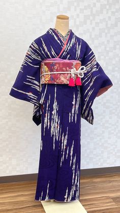 It is a Japanese kimono. This antique style kimono is in very clean condition and is highly recommended. The fabric is very soft silk. It is a very delicate and beautiful kimono with a pattern on the numismatics. Take(length) 155.5cm (61.22") Yuki (centre to sleeve) 63cm (25") Sode Take(Sleeve length ) 50cm (19.68") width55cm（21.65"） You can feel the wonderful art of Japan in your daily life. I use these fabrics to remake clothes, bags, etc. If you don't mind, we also sell clothes made of these Ceremonial Silk Kimono With Kimono Sleeves, Teal Kimono, Responsible Consumption, Kimono Patterns, Remake Clothes, Japanese Traditional Clothing, Cute Kimonos, Kimono Obi, Beautiful Kimono