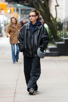 Shop 12 designer finds that feel luxe — but all ring in at under under $1,500. They'll all also arrive before Dec. 25 Black Handbag Outfit, Hailey Outfits, Euro Aesthetic, Edgy Grunge Outfits, Hailey Bieber Street Style, Hailey Bieber Outfits, How To Have Style, Hailey Bieber Style, Leather Jacket Outfits