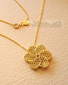 Honeycomb flower 3d 18K yellow gold necklace pendant and chain gift fine jewelry full insured shipping Gold : 18 k gold Approx. weight : 2.5 - 3.0 gram stamped 750 - 18 K Nice gift box included . certificate invoice from our shop of weight and gold purity . Risk free Quality guarantee policy : If you are not satisfied with your item for any reason simply send it to us and you will get a replacement or refund . Pendant dimensions : 18 mm X 18 mm X 3mm FULL INSURANCE UPS - DHL - FED EX SHIPPING 2 Elegant Yellow Flower Pendant Necklace, Yellow Gold Delicate Chain Pendant Necklace, Yellow Gold Pendant Flower Necklace With Delicate Chain, Yellow Gold Flower Pendant Necklace With Delicate Chain, Yellow Gold Plated Flower Necklace, Gold Plated Yellow Gold Flower Necklace, Yellow Gold Plated Flower Pendant Necklace, Yellow Gold Plated Flower Shaped Necklace, 22k Gold Flower Pendant Necklace Gift