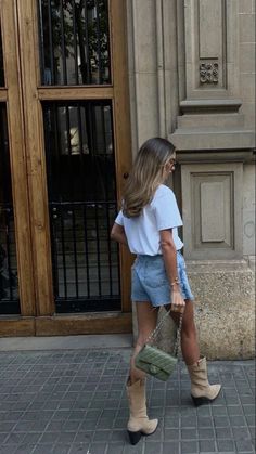 #streetstyle #ootd #fashionstylist #stylistblogger #styleoftheday #shorts #bootsforwomen #summerstyle #chanel Europe Fall Outfits, Look Boho Chic, Italian Outfits, Fashion App, Country Outfits, Outfits Fashion, Spring Summer Outfits, Outfits Casuales, Cute Casual Outfits