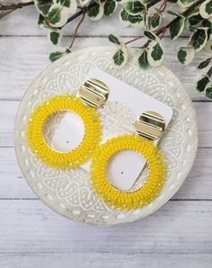 Nuestros pendientes Boho son perfectos para cada ocasión hechos de delicadas cuentas de vidrio de colores que se tejen en un patrón único. hecho en Colombia por madres que trabajan desde casa mientras cuidan a sus hijos. Longitud del amuleto 2cm, Longitud de la gota 5cm, peso 7gr Material Goldfield. Trendy Yellow Earrings With Colorful Beads, Trendy Handmade Yellow Beaded Earrings, Trendy Yellow Beaded Dangle Earrings, Casual Handmade Yellow Earrings, Trendy Handmade Beaded Earrings For Beach, Yellow Beaded Hoop Earrings For Summer, Trendy Round Beaded Earrings, Trendy Gold Beaded Earrings For Beach, Trendy Gold Beaded Earrings For Summer