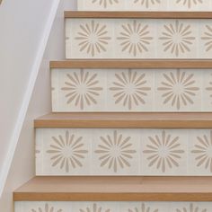 the stairs are decorated with beige and white tiles