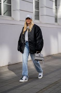 Outfit Bomberjacket Aesthetic, Styling Oversized Jacket, Oversized Bomberjacket Streetstyle, Mj Outfits, Models Dresses, Oversize Outfits, Outer Outfit, Oversized Street Style, Spice Up Your Outfit