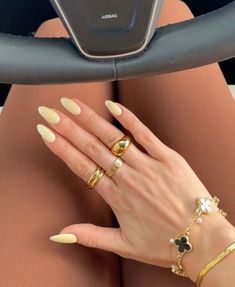 19 Best Butter Yellow Manicure Ideas to Inspire Your Perfect Spring Nails in 2024 — ASHLINA KAPOSTA Gel French Manicure, Summer Yellow, Makijaż Smokey Eye, Sunny Afternoon, Summer Nails Colors, Neutral Nails