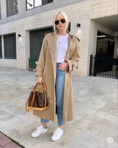 Lv Neo Noe Outfit, Lv Noe Vintage Outfit, Noe Bb Louis Vuitton Outfit, Outfits With Jeans And Sneakers, Coat And Jeans Outfit, Trench Coat And Jeans, Casual Outfits With Jeans, Louis Vuitton Handbags Neo Noe