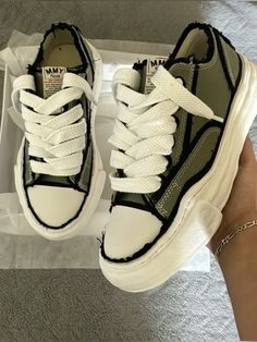 Pretty Sneakers, Dr Shoes, Trendy Shoes Sneakers, Pretty Shoes Sneakers, Kicks Shoes, Jordan Shoes Retro, Shoes Outfit Fashion, Cute Nike Shoes, Cute Sneakers