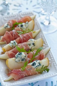 pears and prosciutto appetizers with blue cheese