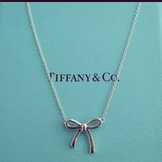 Tiffany bow Colar Tiffany E Co, Jewelry Wishlist, Bow Necklace, Jewelry Lookbook, Blue Box, Girly Jewelry, Pretty Shoes