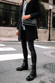 Combat Boots Street Style, Black Combat Boots Outfit, Leather Leggings Look, Stylish Travel Outfit, Outfits Leggins, Combat Boot Outfits, Combat Boot Outfit, Combat Boots Style, Look Legging