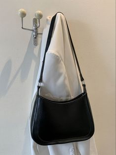 Simple Black Purse, Small Hand Bags For Women, Black Bags Women, Minimalist Black Hobo Bag, Cute Black Purse, Bag With Outfit, Cute Purses Handbags, Simple Black Bag, Black Bag Outfit