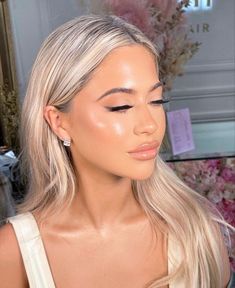 Soft Glam For Wedding Guest, Bronzed Glowy Makeup Look, Glowy Engagement Makeup, Glowy Bronze Makeup Wedding, Formal Makeup Natural Glowy, Glowy Natural Prom Makeup, Glowy Makeup Blonde Hair, Prom Glowy Makeup, Formal Glowy Makeup