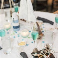 the table is set with glasses, napkins and other items for guests to enjoy