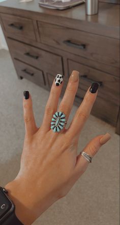 Western Fake Nails, Country Nails Acrylic Short, Cute Simple Nails Western, Short Nails Ideas Western, Cute Nails Acrylic Country, Simple Nail Ideas For Fall, Western Color Nails, Western Nails With Turquoise, Western Nail Color Ideas