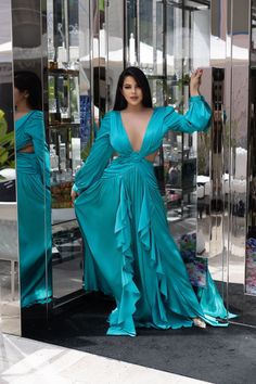 𝑫𝒆𝒔𝒄𝒓𝒊𝒑𝒕𝒊𝒐𝒏: Cut-out along a plunging buckled bodice, ruffles their floor-skimming gown in a silky Jade satin. Back tie and zip closure. ∙Model wearing size Small 𝑺𝒊𝒛𝒆 𝑪𝒉𝒂𝒓𝒕: • 2-4 Small • 6-8 Medium • 10-12 Large 𝑺𝒉𝒊𝒑𝒑𝒊𝒏𝒈 • This Item ships for free. 𝑹𝒆𝒕𝒖𝒓𝒏𝒔 • Returns (For store credit only) accepted within 30 days after your package has been delivered. 𝑪𝒂𝒏𝒄𝒆𝒍𝒍𝒂𝒕𝒊𝒐𝒏𝒔 • Can be canceled within 30 min. Evening Gown With Ruffles And V-neck, Long Sleeve Ruffled Gown For Gala, Satin Maxi Dress With V-neck And Ruffles, Satin V-neck Maxi Dress With Ruffles, Satin Maxi Dress With Ruffles And V-neck, Glamorous Satin V-neck Gown, Glamorous V-neck Satin Gown, V-neck Ruffled Gown For Party, V-neck Ruffled Party Gown