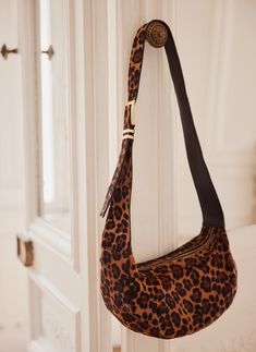 Leopard Print Sling Bag Animal Print Bags, Leopard Print Accessories, Bucket Bag Style, Printed Leather Bag, Leopard Print Tote, Leopard Print Bag, Handbag Trends, Big Handbags, Ideas For Autumn