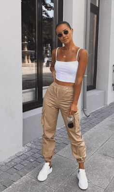 40+ Seriously Stylish Cargo Pants Outfit Ideas for Women in 2022 | La Belle Society Cargo Pants Women Outfit, Jogger Outfit, Cargo Design, Cargo Outfit, Streetwear Mode, Joggers Outfit