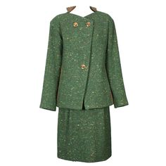 Geoffrey Beene Green Tweed Ensemble with inserts of open weave pink-peach tweed in signature body contouring cuts. Lined completely in green polka dot silk taffeta, Beene approached his sportswear with a luxuriant hand. Single pleat slim skirt with similar inserts and side pockets. The jacket is held by 3 oversized large faux tortoise "bubble" buttons. Signature architectural collar. 1990s USA. Excellent condition. Jacket: Length 27". Bust 36", Waist 34", Hip 40" Sleeve 23.5", Shoulder blade fro Forest Green Suit, Geoffrey Beene Dress, Tweed Skirt Suit, Suits Outfits, Best Fashion Designers, Green Tweed, Slim Skirt, Vintage Clothes Women, Geoffrey Beene