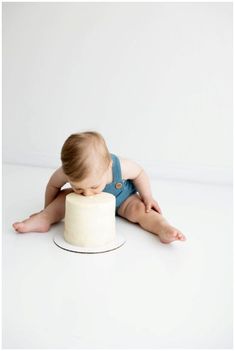 babies first cake smash 1 Year Cake Smash Boy, Simple Cake Smash, Diy Cake Smash Photos, Baby First Cake, Smash Cake Photos, Ryder James, Cake Smash Ideas, Diy Smash Cake