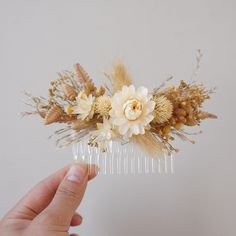 Natural daisy dried flower mixed bridal hair accessories,Bohemian wedding hair accessories,White+Cream Dry Flower Hair Comb Everlasting dried flower hair comb. Perfect for weddings, bridesmaids, brides, flower girls, engagement shoot, maternity shoot, showers. It does not need water and can be preserved for several years. Each arrangement is handmade with the same components however each of them are arranged slightly different. The colors and size may vary from one to another since they are drie Bohemian Wedding Hair Accessories, Dried Flower Hair Comb, Bohemian Wedding Hair, Head Wreath, Dry Flower, Flower Hair Comb, Bohemian Accessories, Preserved Flowers, Maternity Shoot