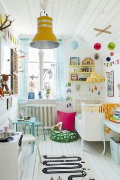 two pictures of a child's bedroom with wallpaper