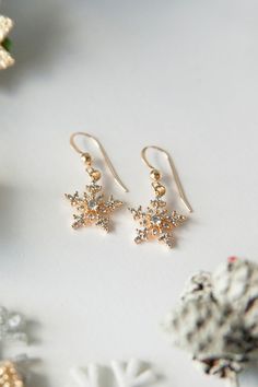 Holiday Jewelry | Christmas Earrings | Winter Wedding | Gold Dangly Earrings | Drop Earrings #earringaddiction #giftsforwomen #holidaystyle Winter Wedding Gold, Gift For A Teacher, Gold Snowflake, Wedding Gold, Snowflake Earrings, Everyday Elegance, Bold Earrings, Friend Gifts, Jewelry Christmas