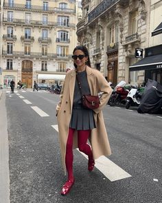 Cómo llevar la minifalda tableada mujeres más de 40 Maria Valdes, Burgundy Tights, Color Tights, Preppy Fall Outfits, Red Outfits, Ny Outfits, Perfect Cute, Effortlessly Chic Outfits