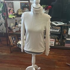 Very Elegant And Very Beautiful Chanel Sweater, Chanel Cream, Knit Sweater, Sweater Top, Knitted Sweaters, Cut Out, Cashmere, Sweaters For Women, Chanel