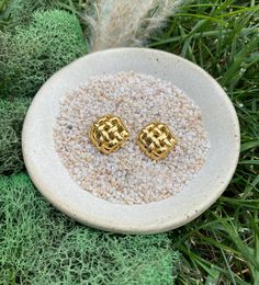 Small gold earrings with a wavy woven pattern. Elegant Woven Drop Earrings, Chic Textured Gold Earrings, Gold Woven Jewelry Gift, Woven Drop Earrings, Gold Woven Jewelry As A Gift, Gold Woven Jewelry For Gift, Gold Woven Earrings As A Gift, Elegant Gold Woven Earrings, Small Gold Earrings