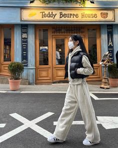 Winter Tokyo Outfit, Sleeveless Puffer Jacket Outfit, Tokyo Winter Outfit, Winter Streetwear Outfits, Japan Outfit Winter, Outfits For Japan, Tokyo Winter, Aesthetic Winter Fashion, Winter Inspo Outfits