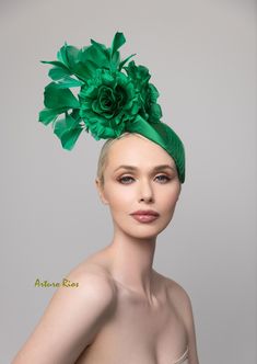 Emerald Green Fascinator made on a silk satin pillbox base with 2 Silk satin roses, goose feathers and pleated crinoline. An elastic string is attached to the pillbox base, easy and soft to wear. Note: Original emerald green color is bright and rich, but professional lighting muted the color. All my hats are hand made to order, please allow 1-2 weeks, if this is a rush order, please contact me before ordering. Hat box included for domestic orders only, International orders, headpiece will be pac Heart Hats, Green Headpiece, Wedding Hats For Guests, Green Fascinator, Kentucky Derby Fascinator, Ladies Hats, Derby Fascinator, Race Wear, Couture Hats