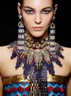 Egypt Jewelry, Egyptian Fashion, Fashion Showroom, Graphic Eyes, Egypt Fashion, Runway Jewelry, Blue Eyeliner, Egyptian Queen, Chanel Couture