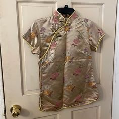 Vintage 1990s Oriental Chinese Geisha Gold Yellow Kimono Top Blouse. Chinese Size: 36, American Size: Medium 7/8 Waist: 30” New!! Never Used! No Tags! Bought At Chinatown - La In 1990s Brand: Golz Squirrel. Made In China. Dry Clean Only! 100% Rayon No Refunds! No Cancels! All Sales Final!! Vintage Gold Blouse For Spring, Fitted Gold Floral Print Tops, Spring Vintage Gold Blouse, Chinese Blouse Outfit, Chinese Shirt Woman, Yellow Chinese Dress, Chinese Vintage Shirt, Gold Qipao, Chinese Blouse